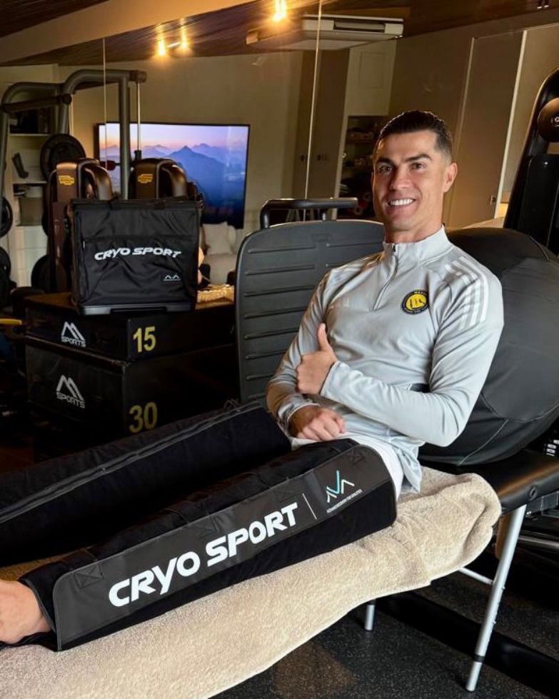 星空体育-因伤缺战！C罗晒接受治疗照片：正在恢复并准备好观看今天的比赛